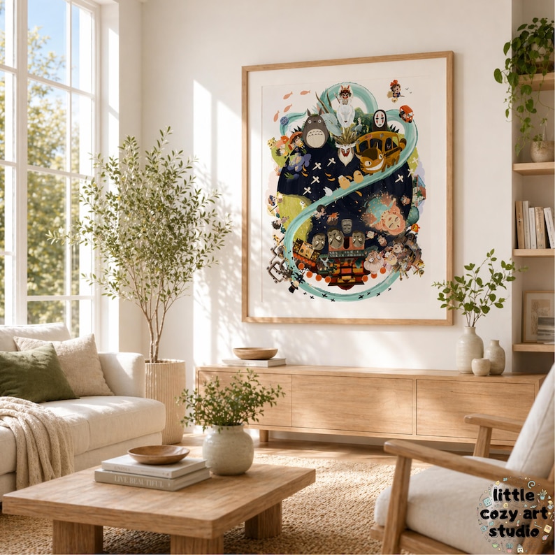 Op de afbeelding: Een ingelijste kunstdruk met een kleurrijke illustratie van personages uit een populaire animatiefilm. Het kunstwerk wordt getoond in een lichte, luchtige woonkamer met een neutraal kleurenpalet, waaronder een lichtgekleurde bank en houten meubels.