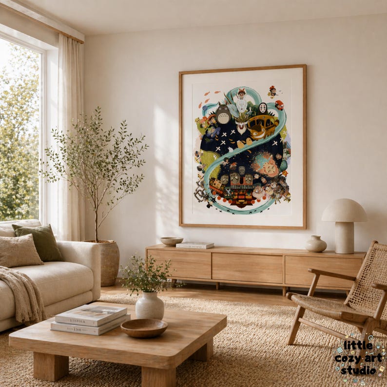 Op de afbeelding: Een ingelijste kunstdruk met een kleurrijke illustratie van personages en elementen uit een fantasiewereld. Het kunstwerk wordt getoond in een lichte woonkamer met een neutraal kleurenpalet, waaronder een beige bank, houten meubels en een geweven vloerkleed.