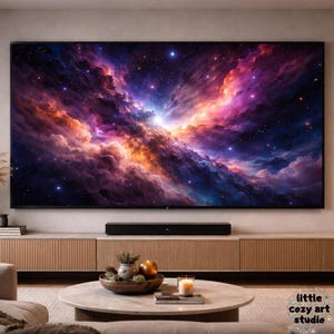 Könnte beinhalten: Großformatige gerahmte Kunst mit einer lebendigen Nebelwolke mit wirbelnden Wolken in Orange, Lila und Blau. Das Kunstwerk wird über einem Holzschrank und einem runden Couchtisch ausgestellt. Der Text "little cozy art studio" befindet sich unten rechts.
