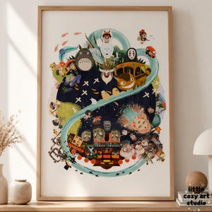 Op de afbeelding: Een ingelijste kunstdruk met een kleurrijke illustratie van verschillende animatiefiguren. Het kunstwerk bevat een groot, rond centraal ontwerp met een donkerblauwe achtergrond, omringd door een lichtblauwe werveling. De print zit in een houten lijst en staat op een houten oppervlak.
