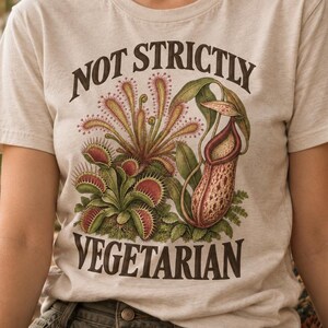 厳密にはベジタリアンではない食虫植物Tシャツ｜ハエトリソウTシャツ｜植物自然Tシャツ