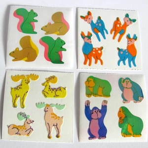 Puede incluir: Cuatro hojas de pegatinas de animales vintage. Cada hoja presenta un animal diferente: ardillas, ciervos, monos y ciervos. Las pegatinas son coloridas con un diseño retro, perfectas para álbumes de recortes o manualidades.