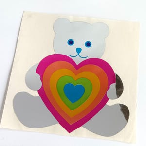 Rare vintage Jumbo Hambly Mylar ours en peluche tenant un coeur arc-en-ciel autocollant - rétro des années 80 argent réfléchissant ours coeurs amour de collection