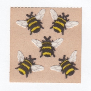 Sandylion Fuzzy Honey Bee vintage stickers - jaren 80 op originele bruine achterkant - hommelbijenkorf vleugels plakboekcollage
