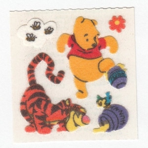 Pegatina vintage de Winnie the Pooh y Tigger de peluche de Sandylion: tarro de miel, abejorros, flores y tigres.