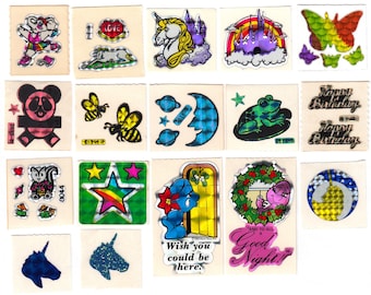 Puede incluir: Una hoja de pegatinas holográficas vintage con varios diseños, incluyendo un unicornio, un arcoíris, una rana, una abeja, una estrella, un castillo, un mensaje de cumpleaños y un mensaje de buenas noches.