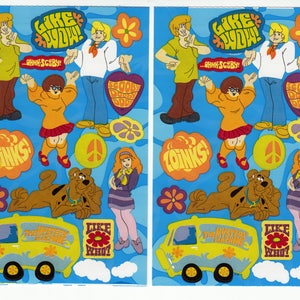 Scooby Doo Sandylion Lote de duas folhas de adesivos Maxi - desenho animado Shaggy Velma Van Flower Power Mystery Gang Great Dane Dog colecionável