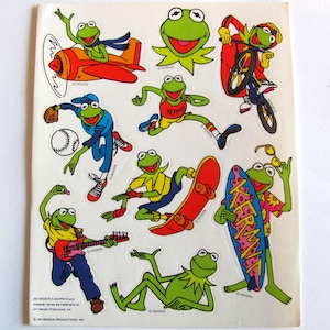 Sporty Kermit la grenouille Muppets Rare vintage feuille d'autocollants poinçonnés - Pilote surf BMX skateboard super-héros Jim Henson Muppet à collectionner