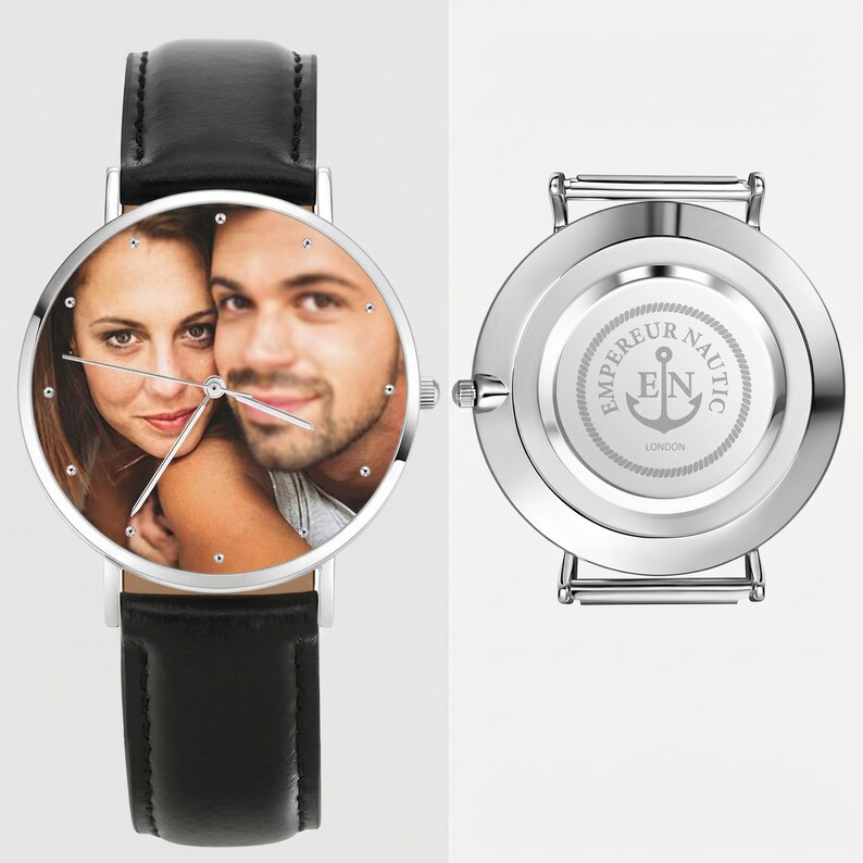 Peut inclure: Une montre-bracelet avec un bracelet en cuir noir et un bo&icirc;tier argent&eacute; pr&eacute;sentant un portrait photographique personnalis&eacute; d'un couple sur le cadran. Le dos du bo&icirc;tier est argent&eacute; et grav&eacute; du texte EMPEREUR NAUTIC LONDON et d'une ancre.