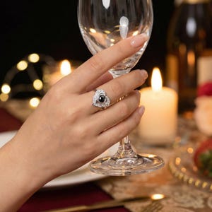Anillo de proyección fotográfica personalizado, joyería personalizada con forma de corazón y alas de ángel, regalo conmemorativo para su aniversario. imagen 2