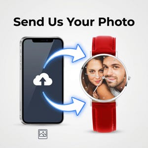 Peut inclure: Un smartphone avec une ic&ocirc;ne de t&eacute;l&eacute;chargement cloud et le texte Send Us Your Photo, reli&eacute; par des fl&egrave;ches bleues &agrave; une montre argent&eacute;e avec un bracelet en cuir rouge et une photo personnalis&eacute;e d'un couple sur le cadran, avec des index en cristal.