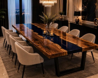 Eettafel van walnoothout met metallic blauwe epoxycoating, salontafel met natuurlijke rand van hars en riviermotief, handgemaakte houten meubels op maat.