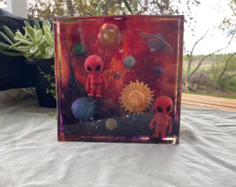 Rotes Alien Galaxy Resin Deko Block - Handgefertigte Weltraum Szene mit Aliens, Planeten & Sonne