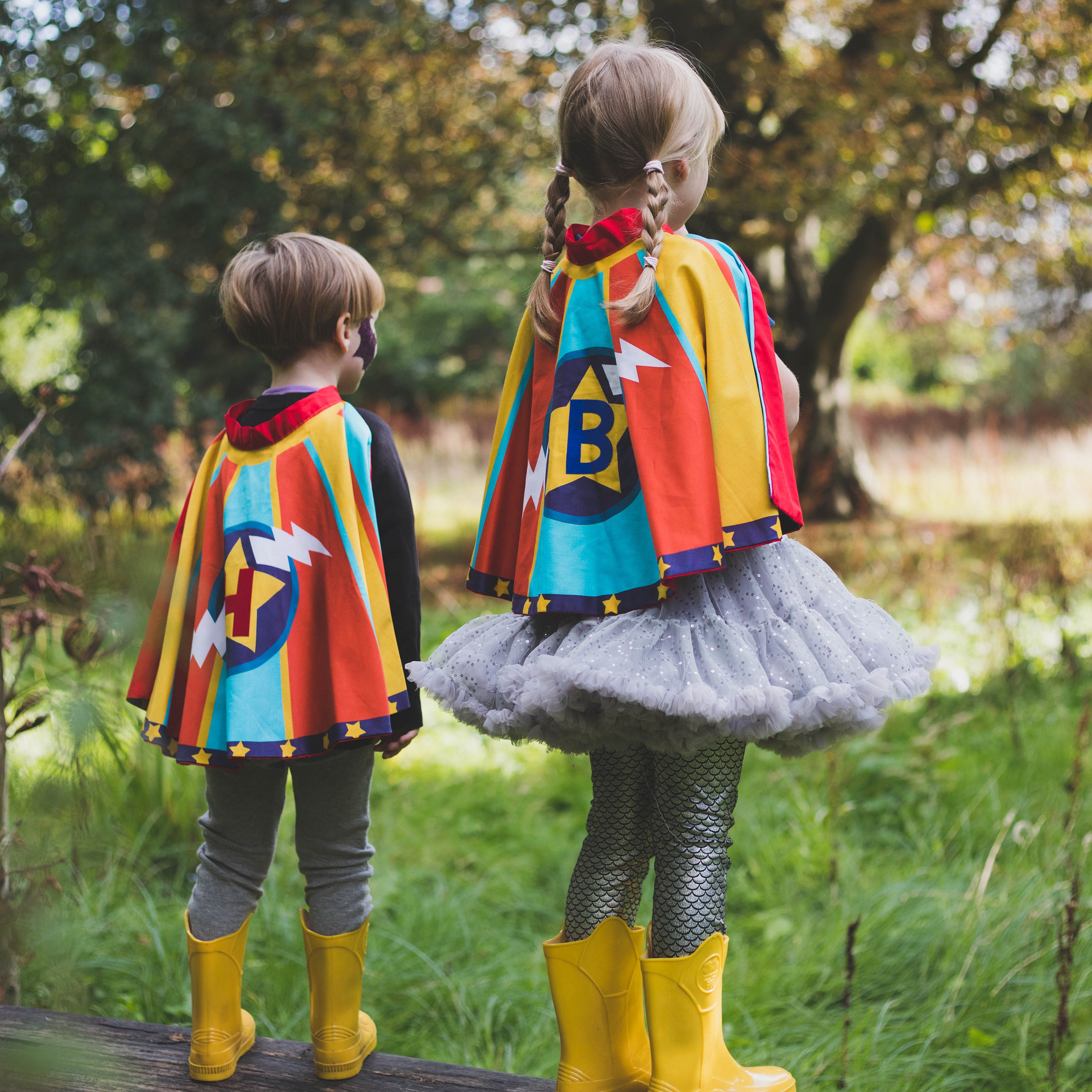 Enfant Fille En Costume De Super Héros Avec Masque Et Cape Rouge à La  Maison