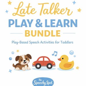 Pode incluir: Em um fundo branco, um pacote intitulado "Late Talker PLAY & LEARN BUNDLE" apresenta um cão de desenho animado, um carro vermelho e um pato amarelo. O texto "Play-Based Speech Activities for Toddlers" também está incluído. O logotipo Speechy Spot está na parte inferior.