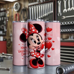 Op de afbeelding: Drie roze ge&iuml;soleerde bekers met Minnie Mouse die een hartvormige ballon vasthoudt. De bekers hebben een rood-witte polkadot strik en jurk. De tekst "Happy Valentine's Day!" is afgedrukt.