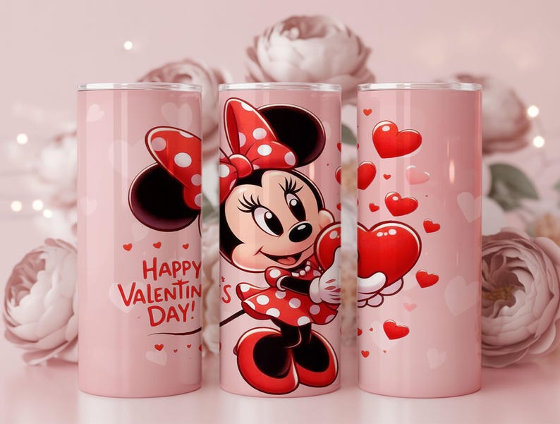 Op de afbeelding: Roze ge&iuml;soleerde beker met Minnie Mouse in een rode polkadotjurk en strik, met een hart. De beker heeft de tekst "Happy Valentine's Day!" en hartafbeeldingen. Bloemenachtergrond.