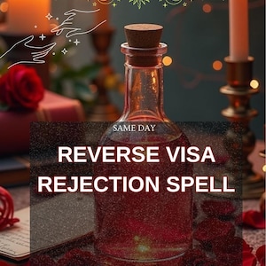 Op de afbeelding: Een glazen fles met een kurk, gevuld met een rode vloeistof, staat centraal. De tekst "REVERSE VISA REJECTION SPELL" is over de fles geplaatst. De achtergrond bevat kaarsen, rozenblaadjes en hemelse illustraties.