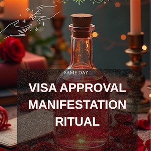 Op de afbeelding: Een glazen fles met een kurk, gevuld met rode vloeistof, staat centraal. De tekst "VISA APPROVAL MANIFESTATION RITUAL" is overgelegd. De scène omvat kaarsen, rozenblaadjes en hemelse illustraties.