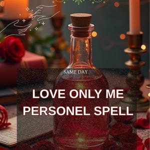 Op de afbeelding: Een heldere glazen fles met een kurk, gevuld met een rode vloeistof. De tekst "LOVE ONLY ME PERSONEL SPELL" staat op de fles. De achtergrond bevat kaarsen, rozenblaadjes en de tekst "SAME DAY".
