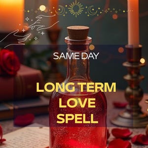Könnte beinhalten: Eine klare Glasflasche gefüllt mit einer leuchtend roten Flüssigkeit, verschlossen mit einem Korken. Der Text SAME DAY LONG TERM LOVE SPELL ist in Weiß und Gelb auf die Flasche gedruckt. Sie ist umgeben von roten Rosenblättern und Kerzen.