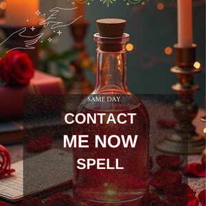 Könnte beinhalten: Eine klare Glasflasche mit Korken, gefüllt mit roter Flüssigkeit, steht im Mittelpunkt. Der Text "CONTACT ME NOW SPELL" ist auf der Flasche zu sehen. Das Bild zeigt Kerzen, Rosenblätter und Himmelsillustrationen.