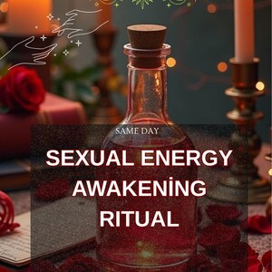 Puede incluir: Una botella de vidrio transparente con tapón de corcho, llena de líquido rojo. El texto "SEXUAL ENERGY AWAKENING RITUAL" está en la botella. La imagen incluye velas, pétalos de rosa y decoraciones celestiales.