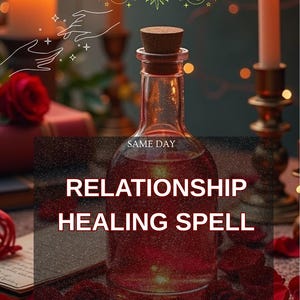 Może przedstawiać: Przezroczysta szklana butelka z korkiem, wypełniona czerwoną cieczą, jest w centrum. Tekst "RELATIONSHIP HEALING SPELL" jest widoczny. Tło zawiera świece, płatki róż i tekst "SAME DAY".