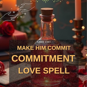 Puede incluir: Una botella de vidrio transparente con tapón de corcho, llena de líquido rojo, es el foco principal. El texto "MAKE HIM COMMIT COMMITMENT LOVE SPELL" se muestra en la botella. El fondo incluye velas, rosas y diseños celestiales.