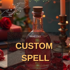 Puede incluir: Una botella de vidrio con tapón de corcho llena de líquido rojo, con la etiqueta "CUSTOM SPELL". La imagen incluye velas, pétalos de rosa e ilustraciones celestiales, creando un tema místico. El texto "SAME DAY" también es visible.