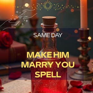 Op de afbeelding: Een doorzichtige glazen fles gevuld met een felrode vloeistof en afgesloten met een kurk. De fles is voorzien van de tekst SAME DAY MAKE HIM MARRY YOU SPELL in gele letters. De fles staat in een omgeving met kaarsen en rode bloemblaadjes.