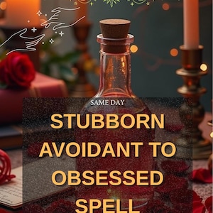 Könnte beinhalten: Eine klare Glasflasche mit Korken, gefüllt mit roter Flüssigkeit, steht im Mittelpunkt. Der Text "STUBBORN AVOIDANT TO OBSESSED SPELL" ist überlagert. Der Hintergrund zeigt Kerzen, Rosen und Himmelsmotive.