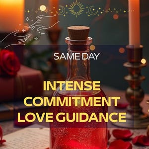 Könnte beinhalten: Eine Glasflasche mit Korken, gefüllt mit einer roten Flüssigkeit. Die Flasche trägt die Aufschrift "SAME DAY", "INTENSE COMMITMENT LOVE GUIDANCE". Der Hintergrund umfasst Kerzen, Rosenblätter und Himmelsillustrationen.