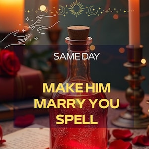Könnte beinhalten: Eine klare Glasflasche mit Korkverschluss, gefüllt mit einer leuchtend roten Flüssigkeit. Der Text SAME DAY MAKE HIM MARRY YOU SPELL ist in Weiß und Gelb auf die Flasche gedruckt. Die Flasche steht in einer dunklen Umgebung mit Kerzen.