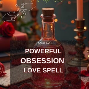 Könnte beinhalten: Eine klare Glasflasche mit Korken, gefüllt mit roter Flüssigkeit. Der Text auf der Flasche lautet "POWERFUL OBSESSION LOVE SPELL" mit "SAME DAY" darüber. Der Hintergrund umfasst Kerzen, Rosenblätter und Himmelsillustrationen.