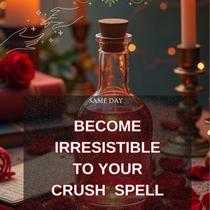 Op de afbeelding: Een glazen fles met een kurk gevuld met een rode vloeistof, omringd door rozenblaadjes en kaarsen. De tekst op de fles luidt "BECOME IRRESISTIBLE TO YOUR CRUSH SPELL" en "SAME DAY".