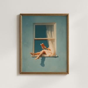 Puede incluir: Impresión artística enmarcada de una persona leyendo un libro sentada en una ventana. La obra presenta a una persona con un vestido melocotón, con un libro en las manos, y una pared azul. La ventana tiene cortinas blancas y un marco dorado.