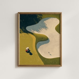 Könnte beinhalten: Gerahmter Kunstdruck, der einen Golfplatz aus der Vogelperspektive zeigt. Das Kunstwerk zeigt einen Golfwagen, eine Sandfalle und einen Golfer. Die Farbpalette umfasst Grün-, Beige- und Blautöne, mit einem goldfarbenen Rahmen.