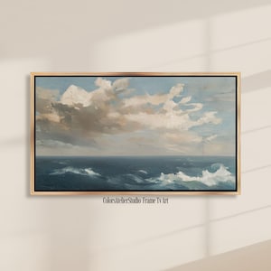 Könnte beinhalten: Gerahmtes Gemälde einer Meereslandschaft. Das Kunstwerk zeigt einen stürmischen Ozean unter einem bewölkten Himmel. Die Wellen sind weiß und schaumig und kontrastieren mit dem tiefblauen Wasser. Der Himmel weist Schattierungen von Blau, Grau und Beige auf.