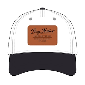 Peut inclure: Casquette de baseball blanche avec une visière noire. La casquette présente un écusson rectangulaire marron avec le texte "Bay Native" et la phrase "Made for the Bay, Designed in California, EST: 2025". La casquette a une visière incurvée et un bouton sur le dessus.