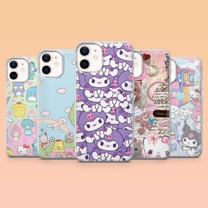 Puede incluir: Una colecci&oacute;n de cinco fundas para tel&eacute;fonos con dise&ntilde;os coloridos. Las fundas presentan varios personajes y patrones de dibujos animados, incluyendo un personaje morado, un cielo azul con un arco&iacute;ris y dise&ntilde;os florales y de texto. Las fundas se muestran sobre un fondo melocot&oacute;n.