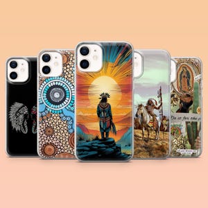 Puede incluir: Una colección de cinco fundas para teléfono con varios diseños. Las fundas presentan temas nativos americanos, incluyendo un guerrero al atardecer, patrones geométricos y retratos. Las fundas están en fundas protectoras transparentes.