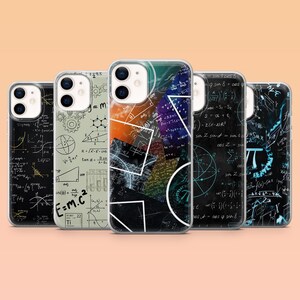 Op de afbeelding: Vijf telefoonhoesjes met verschillende wiskundige en wetenschappelijke formules. De hoesjes hebben vergelijkingen, geometrische vormen en kleurrijke abstracte ontwerpen. De hoesjes zijn zwart, wit en veelkleurig.