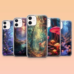 Peut inclure: Une collection de cinq coques de téléphone transparentes présentant des scènes de forêt fantastique. Chaque coque présente une illustration vibrante différente d'une forêt magique avec des fées, des champignons et des lumières scintillantes. Les coques sont conçues pour différents modèles de téléphones.