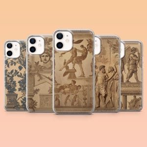 Op de afbeelding: Een verzameling van vijf transparante telefoonhoesjes met klassieke kunstontwerpen. De hoesjes tonen afbeeldingen van sculpturen, figuren en architecturale elementen in beige en bruine tinten. De ontwerpen bevatten gedetailleerde afbeeldingen van oude Griekse en Romeinse scènes.