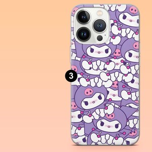 Puede incluir: Funda de tel&eacute;fono con un patr&oacute;n repetido de un personaje de dibujos animados con capucha morada, cuerpo blanco y calavera rosa. La funda es transparente con el n&uacute;mero 3 negro en el lateral.