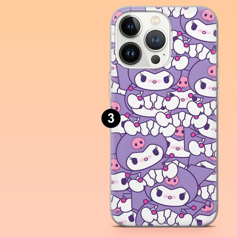 Puede incluir: Funda de tel&eacute;fono con un patr&oacute;n repetido de un personaje de dibujos animados con capucha morada, cuerpo blanco y calavera rosa. La funda es transparente con el n&uacute;mero 3 negro en el lateral.
