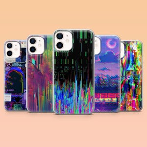 Può includere: Una collezione di cinque custodie per telefoni con design unici. Le custodie presentano motivi astratti vibranti in una varietà di colori, tra cui blu, verde, rosa e viola. Alcune custodie hanno un'estetica glitch art, mentre altre mostrano un paesaggio urbano con una luna.