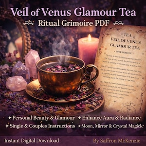 Pode incluir: Uma xícara fumegante de chá Veil of Venus Glamour está em um pires, cercada por cristais e flores. Uma vela acesa e uma página manuscrita estão no fundo. A imagem inclui texto que diz "Beleza Pessoal & Glamour" e "Download Digital Instantâneo."