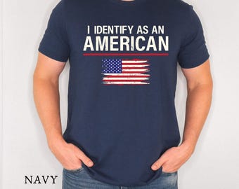 Camiseta "Me identifico como estadounidense": camiseta unisex patriótica del 4 de julio
